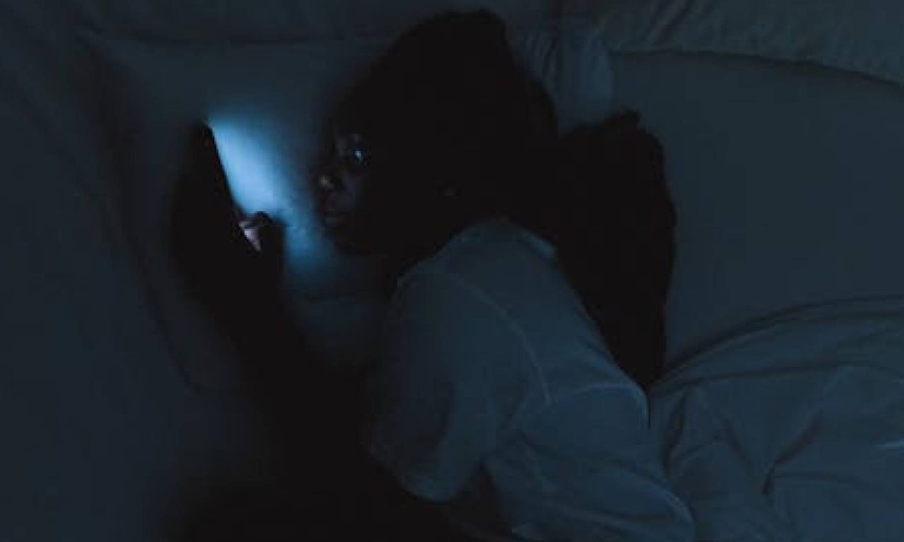 Por que usar o celular na cama antes de dormir atrapalha mais do que parece, segundo neurologistas