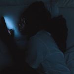 Por que usar o celular na cama antes de dormir atrapalha mais do que parece, segundo neurologistas