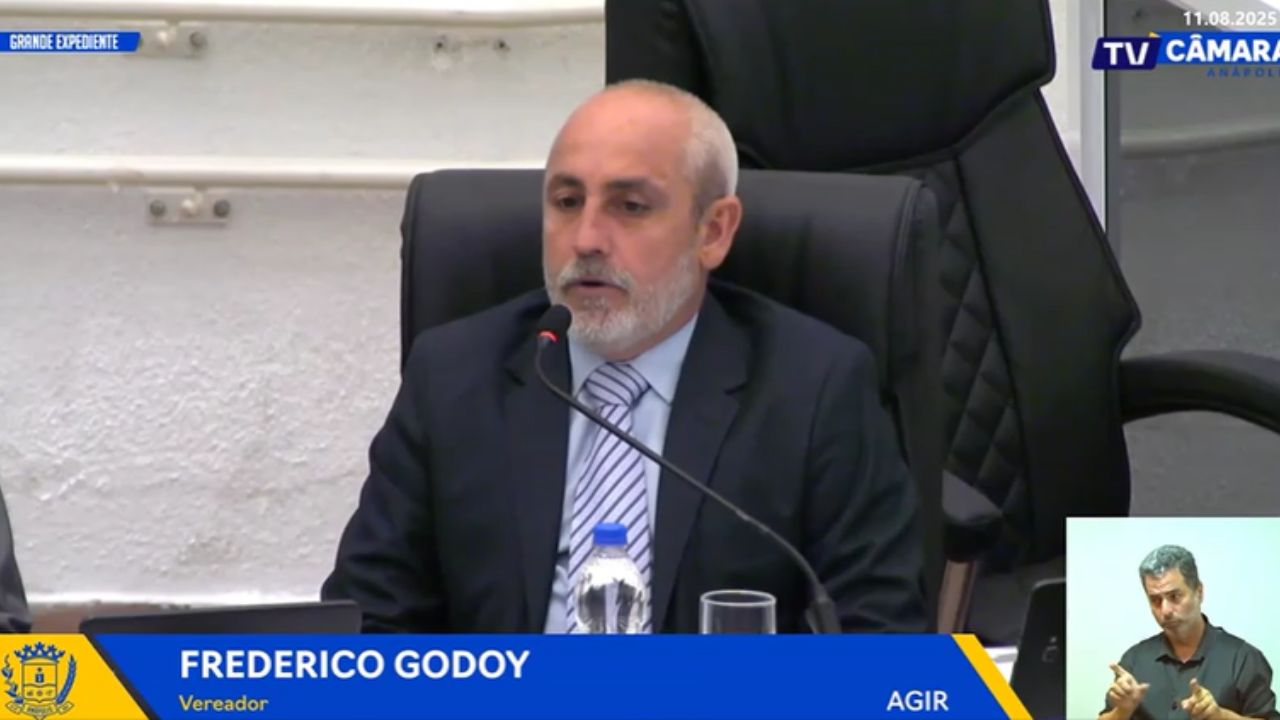 Fred Godoy defende a logo da Prefeitura no uniforme dos times de Anápolis: “maior patrocinador”