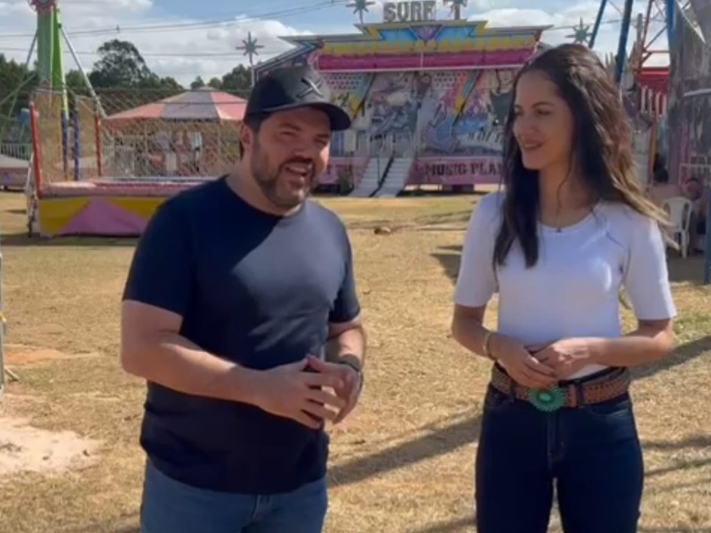 Prefeito fez anúncio ao lado da primeira-dama. (Foto: Reprodução)