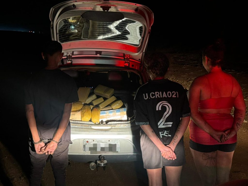 Trio foi preso com 19 peças de maconha. (Foto: Divulgação/PM)