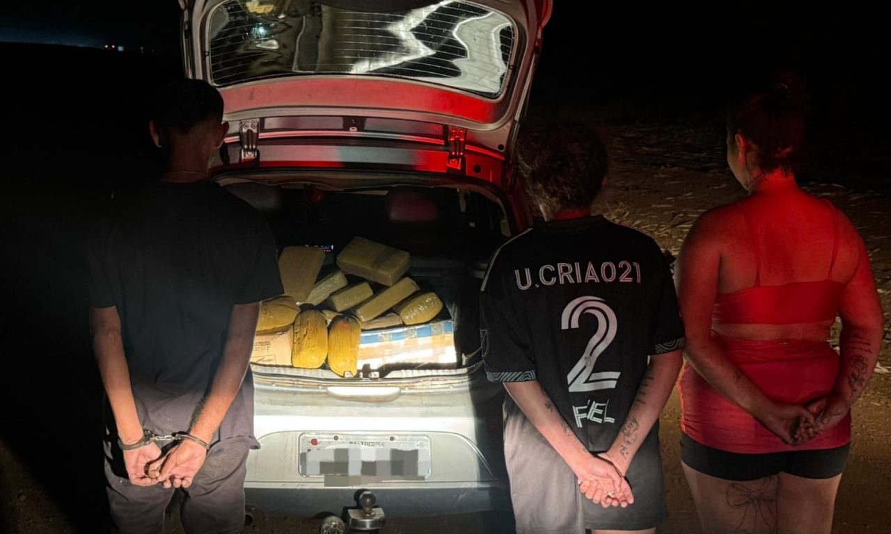 Trio foi preso com 19 peças de maconha. (Foto: Divulgação/PM)