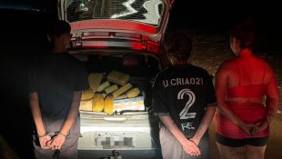 Trio foi preso com 19 peças de maconha. (Foto: Divulgação/PM)