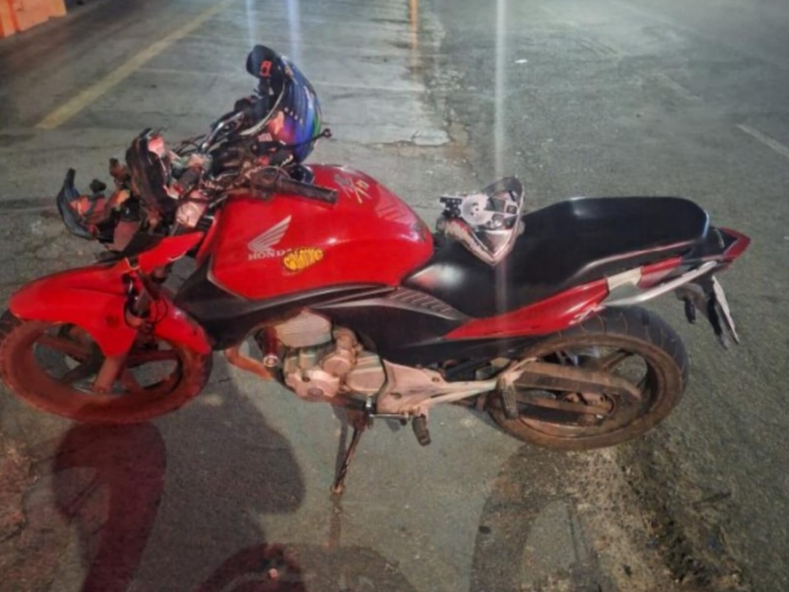 Moto colidiu contra a lateral do Gol no acidente em frente ao feirão. (Foto: Reprodução)