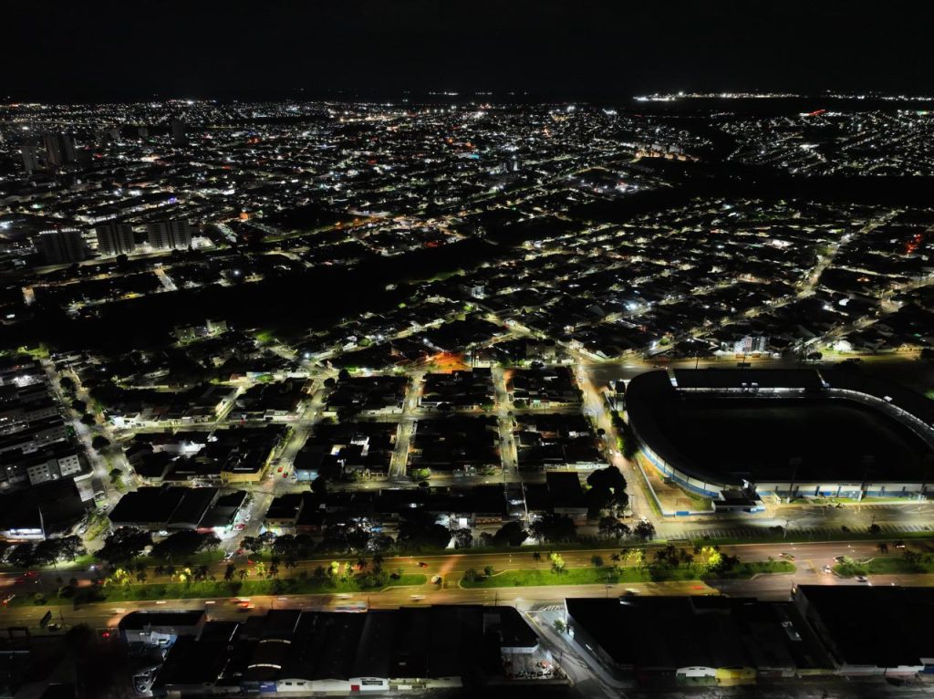 Iluminação pública de LED foi instalada em Anápolis. (Foto: Divulgação/Grupo F8)