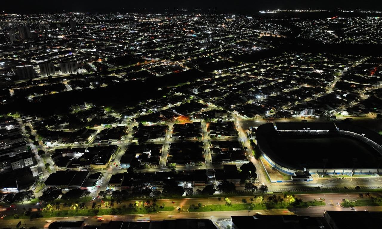 Iluminação pública de LED foi instalada em Anápolis. (Foto: Divulgação/Grupo F8)