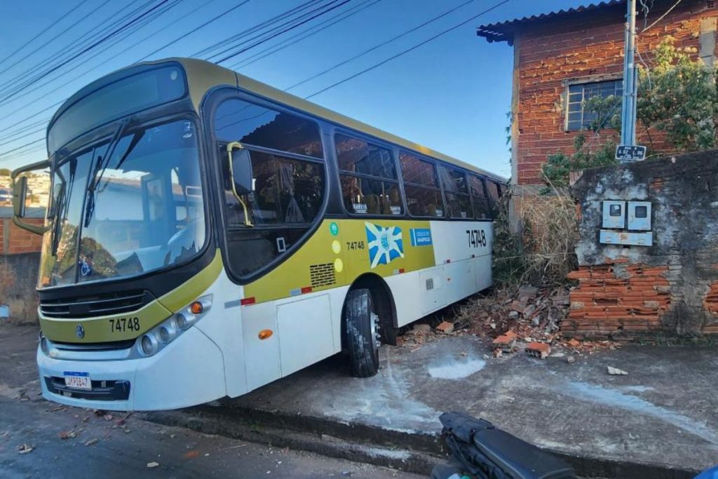 Ônibus invadiu residência na Vila São José, em Anápolis. (Foto: Reprodução)