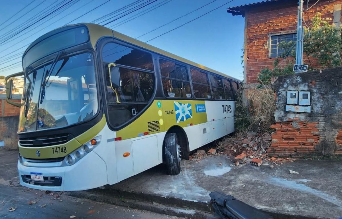Ônibus invadiu residência na Vila São José, em Anápolis. (Foto: Reprodução)
