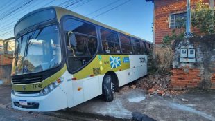 Ônibus invadiu residência na Vila São José, em Anápolis. (Foto: Reprodução)