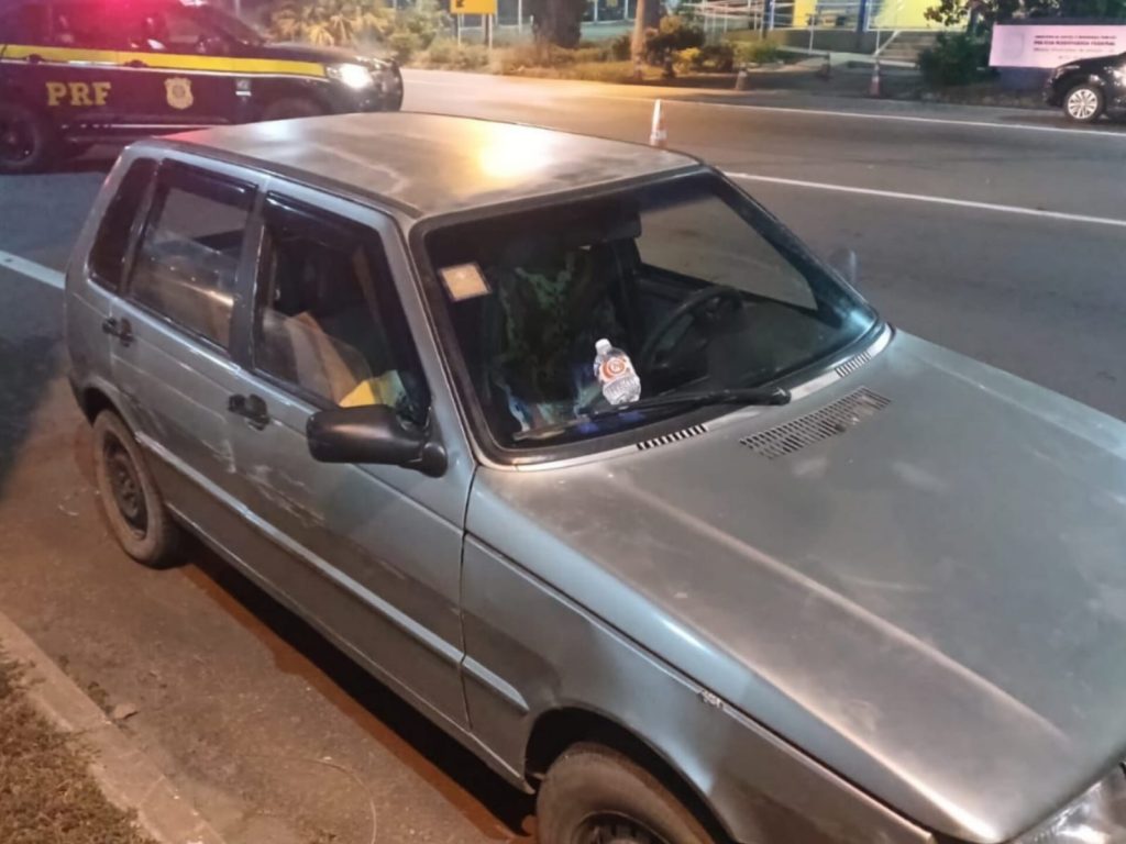 Idoso dirigia um Uno quando recebeu ordem de parada. (Foto: Reprodução)