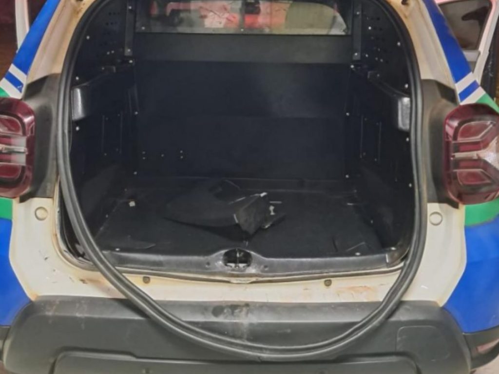 Porta-malas da viatura foi destruído pelo suspeito após confusão em bar de Anápolis. (Foto: Reprodução)
