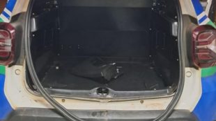 Porta-malas da viatura foi destruído pelo suspeito após confusão em bar de Anápolis. (Foto: Reprodução)
