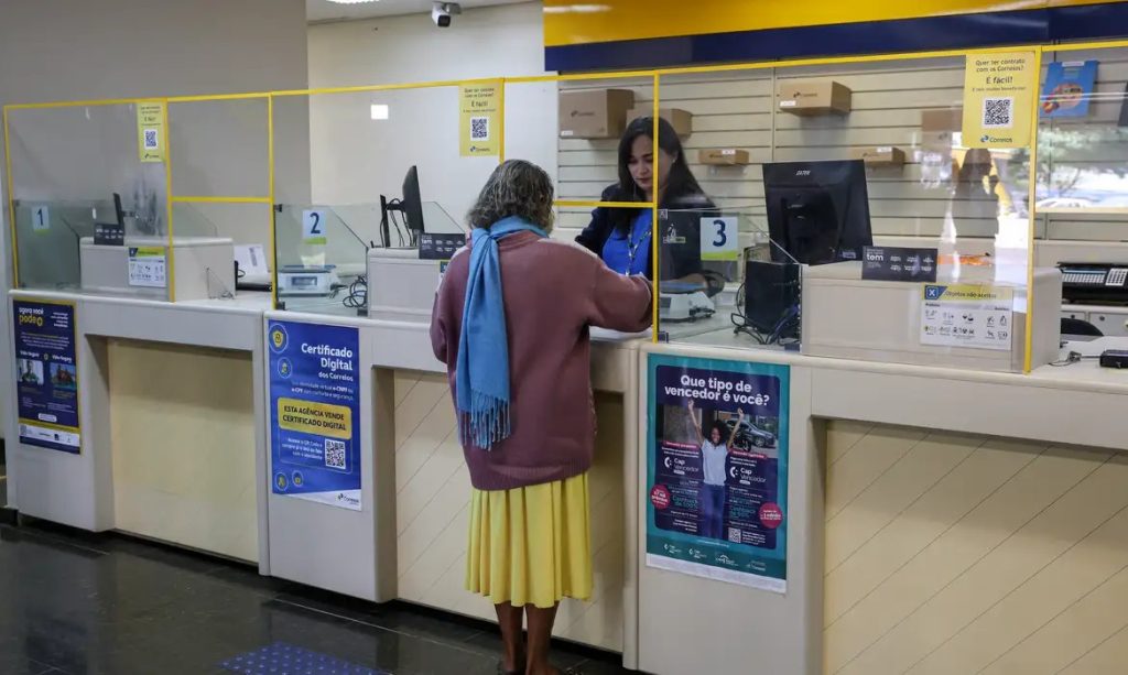 Aposentada visita uma agência dos Correios. (Foto: Antonio Cruz/Agência Brasil)