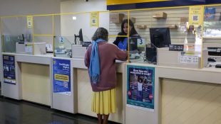 Aposentada visita uma agência dos Correios. (Foto: Antonio Cruz/Agência Brasil)