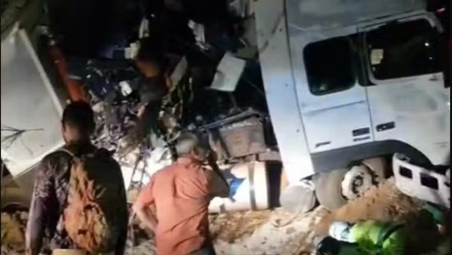 Batida entre ônibus e carreta deixa 11 mortos em MT