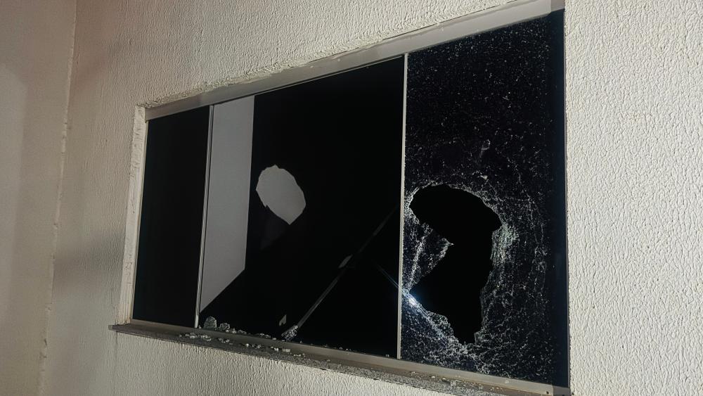 Imagens mostram que os rastros de destruição ficaram por toda parte após moradora destruir imóvel em Aparecida de Goiânia.