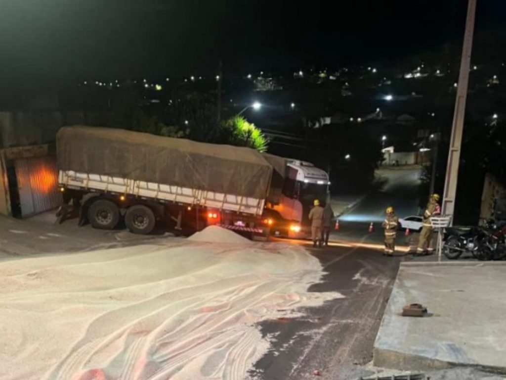 Motorista fez manobra e parou o caminhão em formato de L. (Foto: Reprodução)