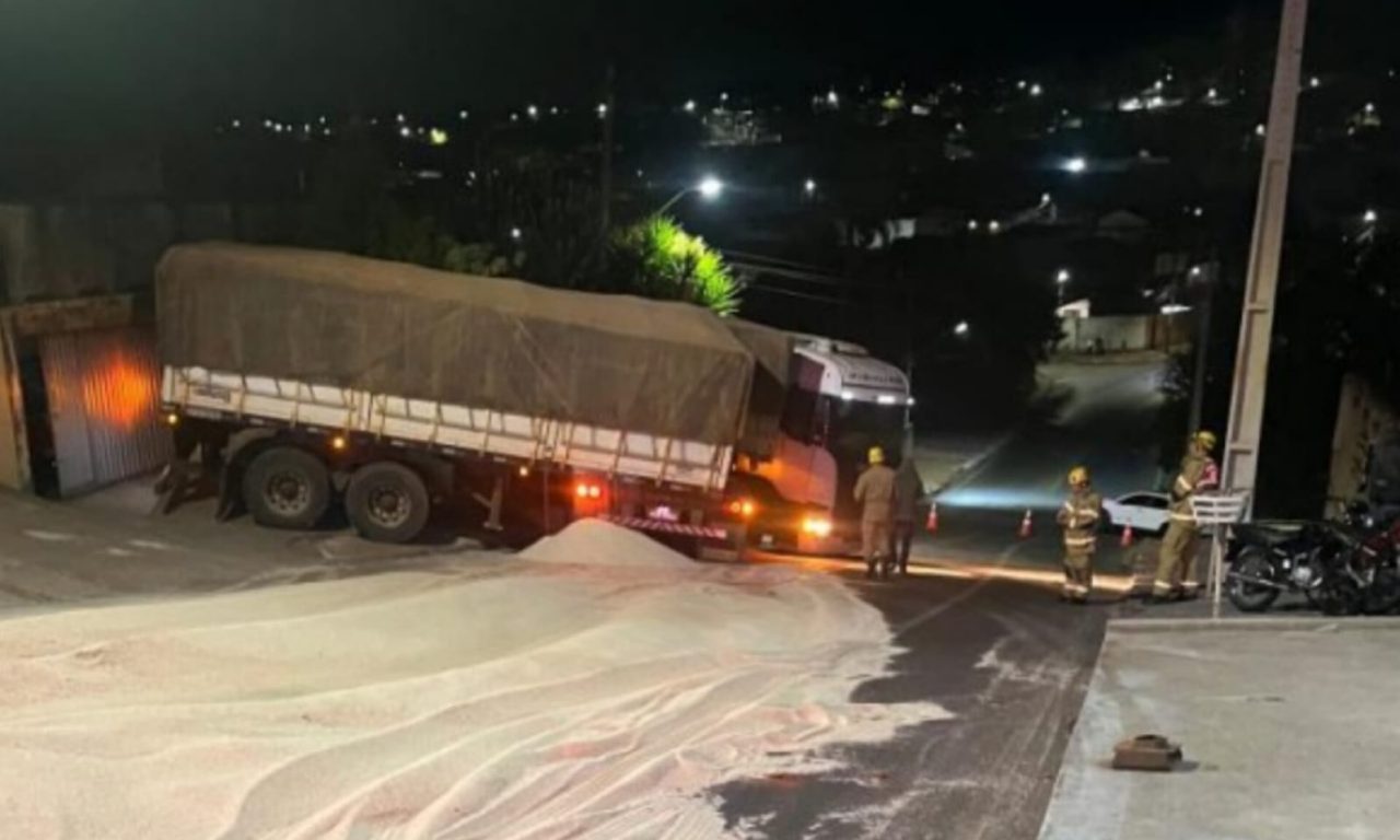 Motorista fez manobra e parou o caminhão em formato de L. (Foto: Reprodução)