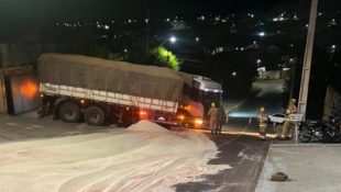 Motorista fez manobra e parou o caminhão em formato de L. (Foto: Reprodução)