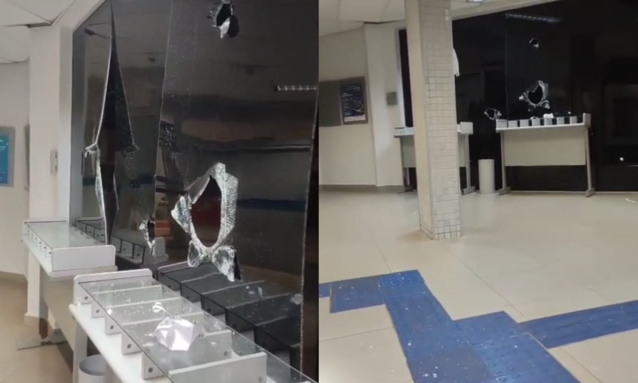 Danos na estrutura da agência pelo ato de vandalismo foram registrados em vídeo. (Foto: Reprodução)