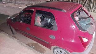 Com crise de ciúmes, jovem invade casa da ex em Anápolis, ameaça casal com facão e destrói carro