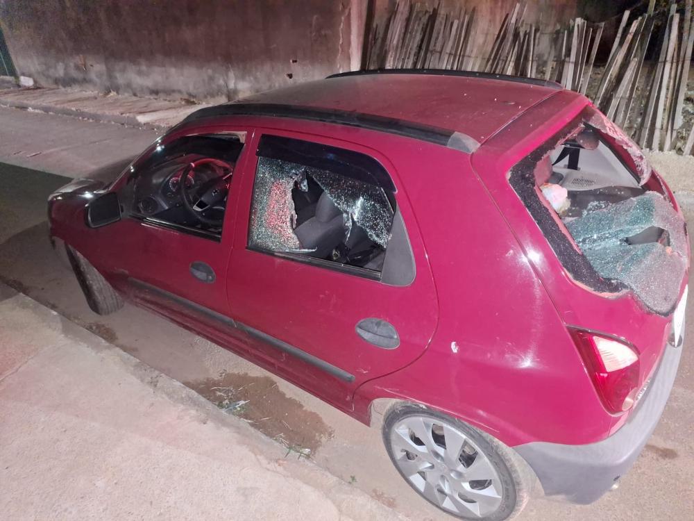 Com crise de ciúmes, jovem invade casa da ex em Anápolis, ameaça casal com facão e destrói carro