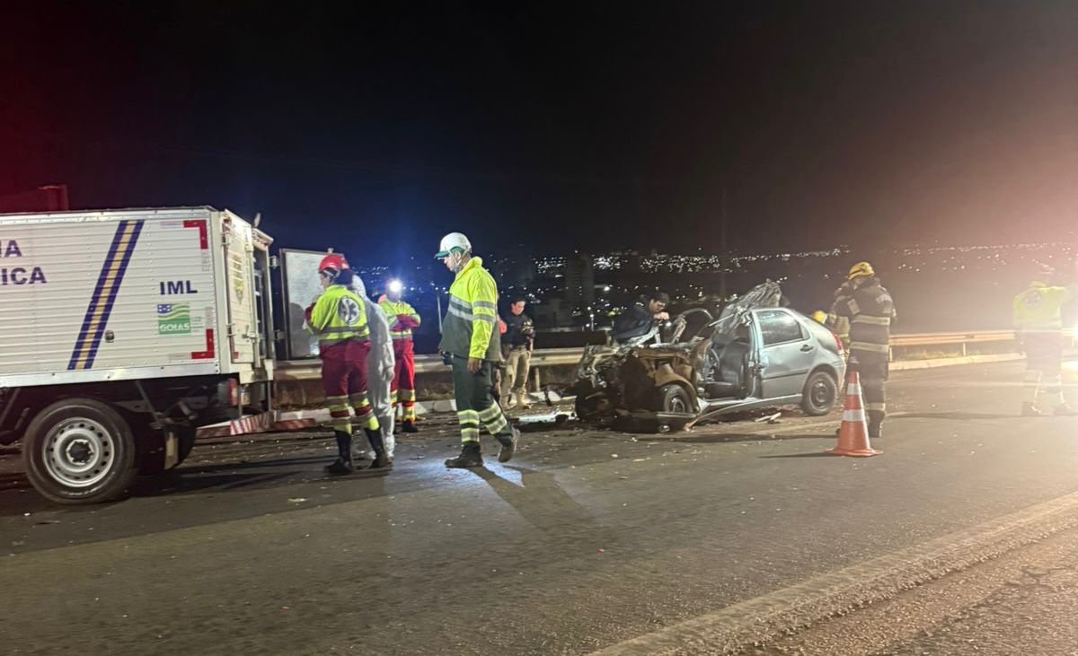Motorista morre preso às ferragens do carro após colisão na BR-153, em Anápolis