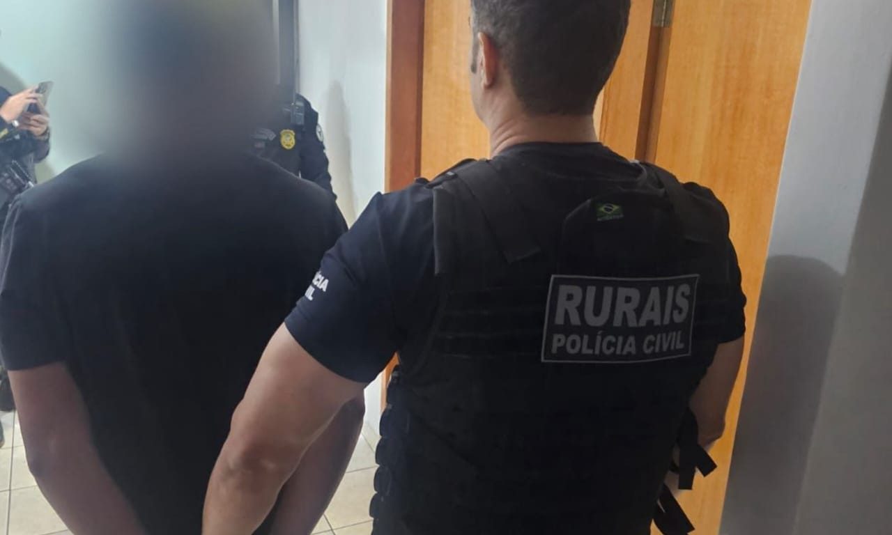 Suspeito de ter invadido residência e agredido casal foi preso pela PC. (Foto: Divulgação) Anápolis