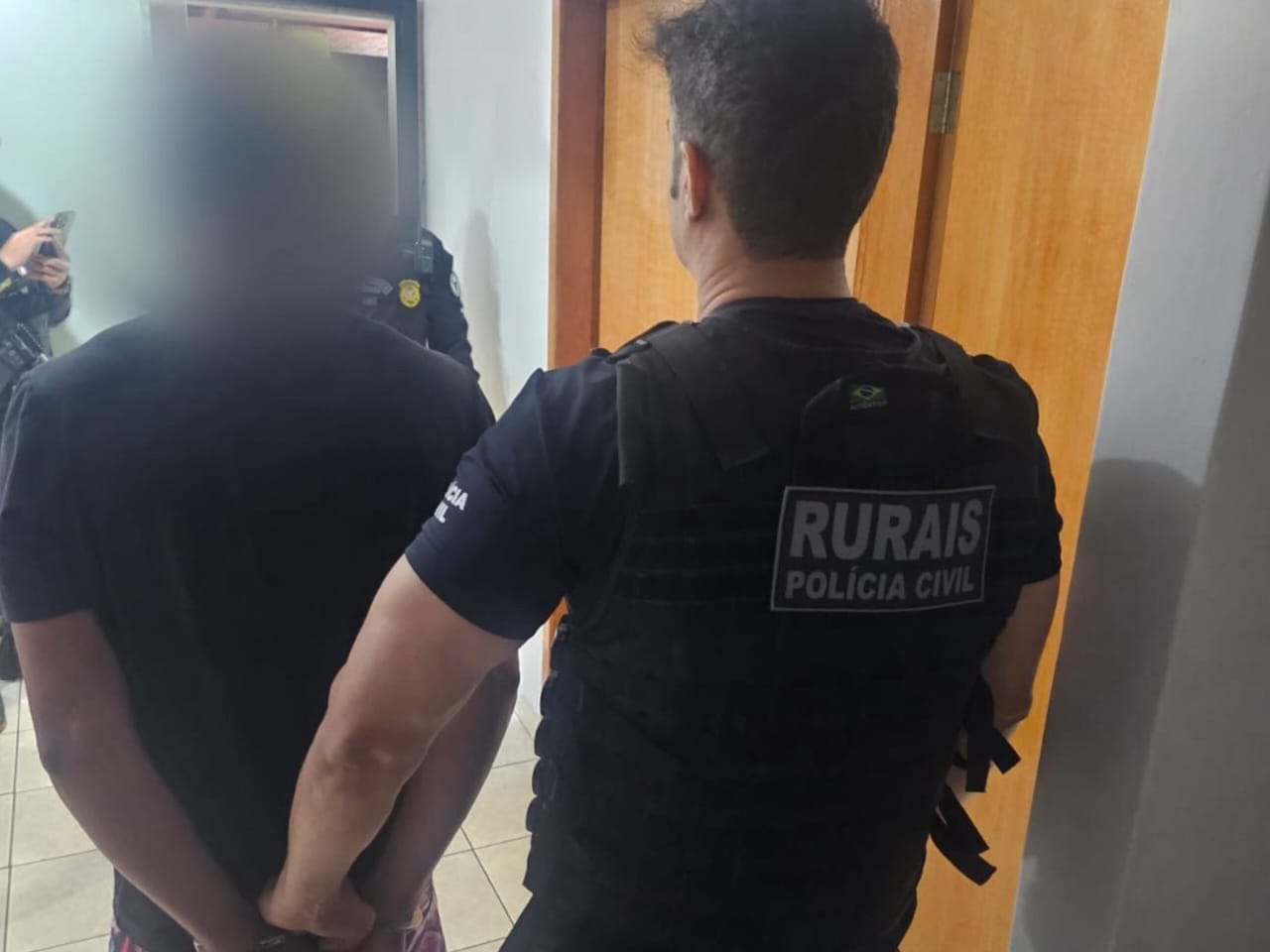 Suspeito de ter invadido residência e agredido casal foi preso pela PC. (Foto: Divulgação) Anápolis