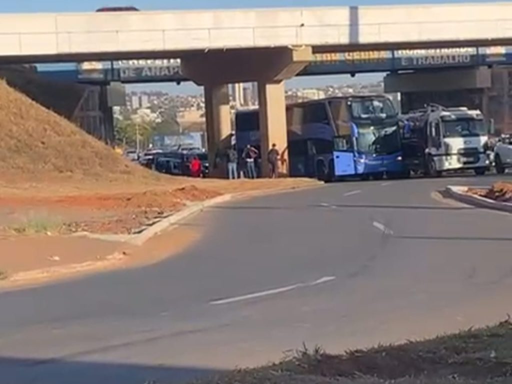 Ônibus segue travado no viaduto Ayrton Senna. (Foto: Reprodução)