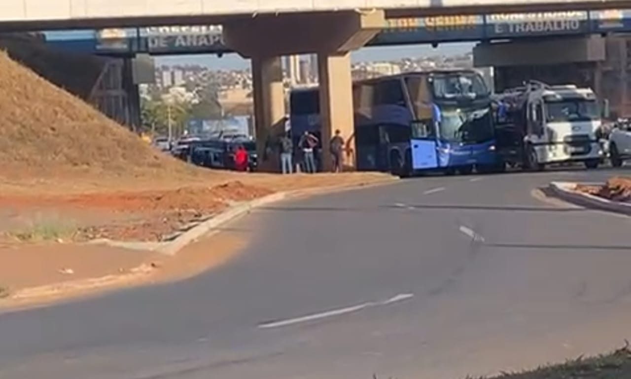 Ônibus segue travado no viaduto Ayrton Senna. (Foto: Reprodução)