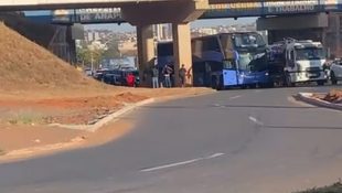 Ônibus segue travado no viaduto Ayrton Senna. (Foto: Reprodução)