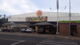 Unidade do Bretas foi alvo de fiscalização da Polícia Civil e da Vigilância Sanitária Municipal. (Foto: Google)
