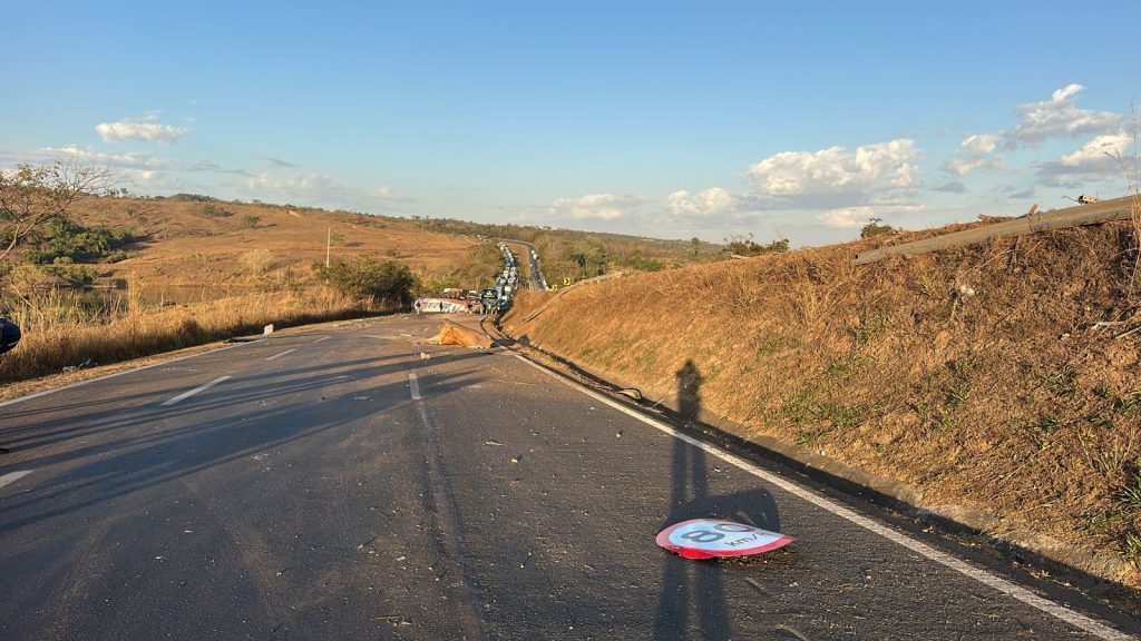 Acidente deixou congestionamento quilométrico. (Foto: PRF)