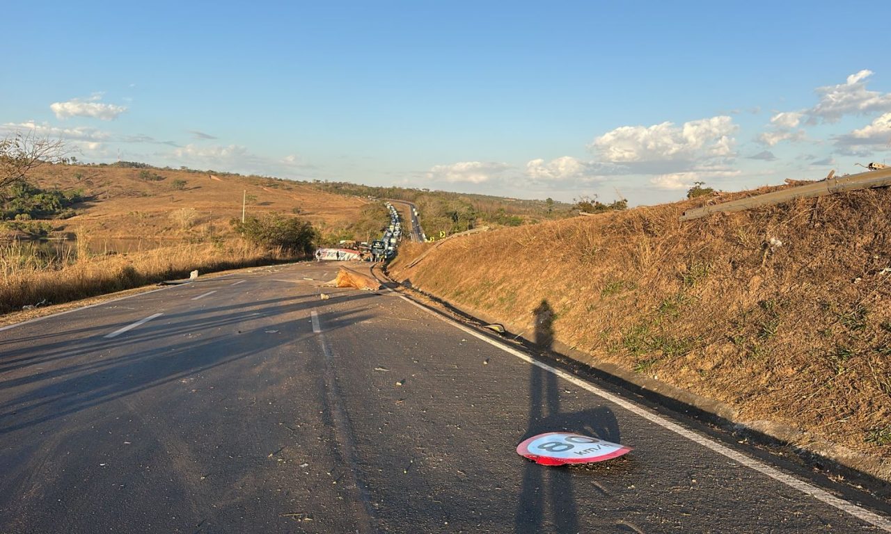 Acidente deixou congestionamento quilométrico. (Foto: PRF)