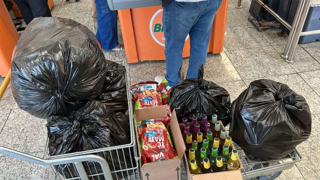 Produtos inadequados para consumo na unidade do Bretas de Anápolis foram apreendidos. (Foto: Procon)