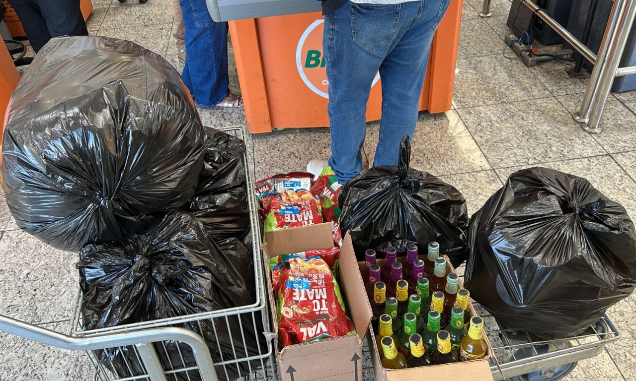 Produtos inadequados para consumo na unidade do Bretas de Anápolis foram apreendidos. (Foto: Procon)