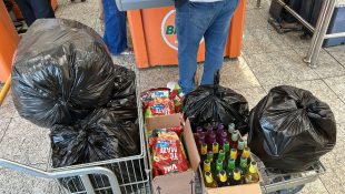 Produtos inadequados para consumo na unidade do Bretas de Anápolis foram apreendidos. (Foto: Procon)