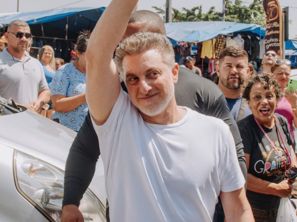 Luciano Huck atraiu multidões enquanto gravava na 44. (Foto: Redes Sociais)