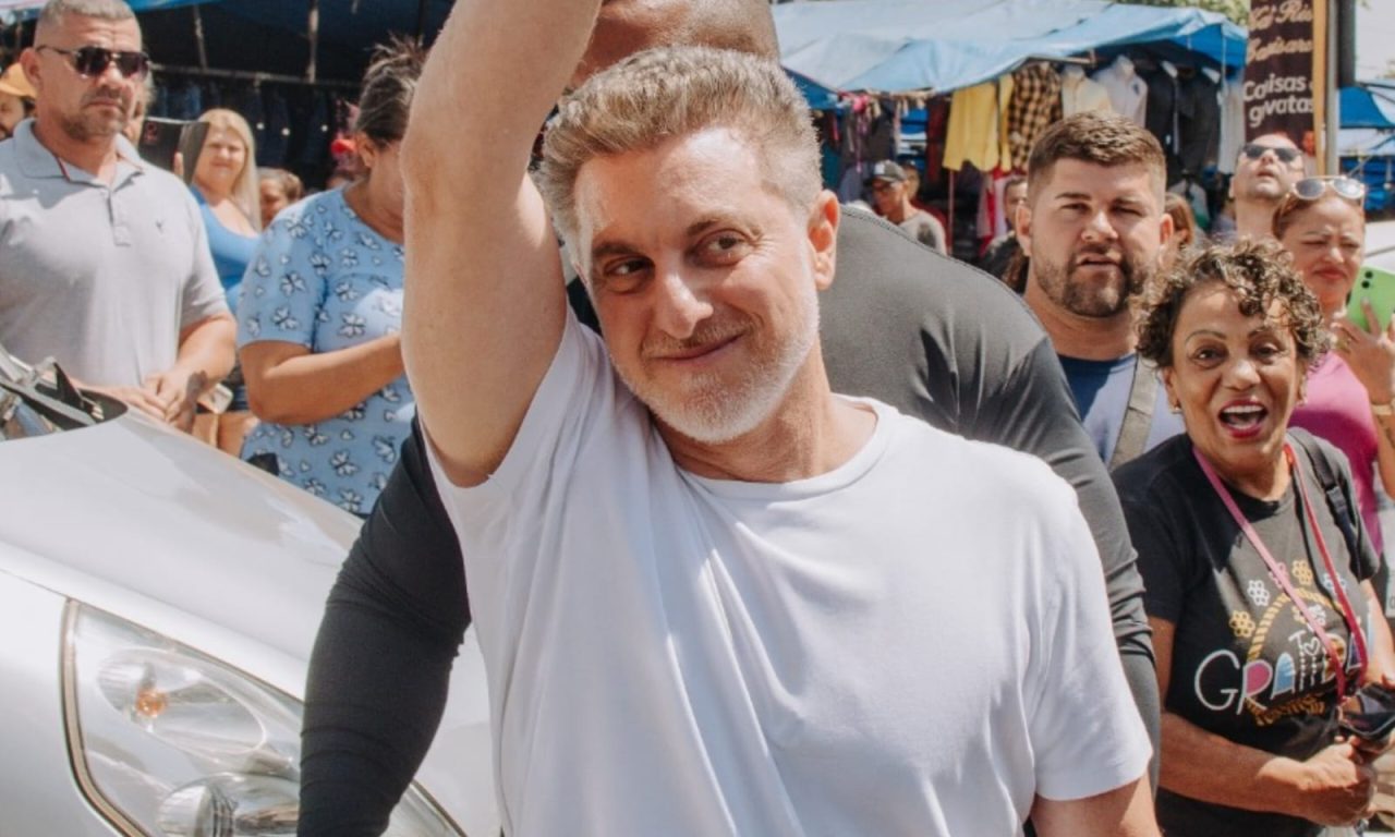 Luciano Huck atraiu multidões enquanto gravava na 44. (Foto: Redes Sociais)