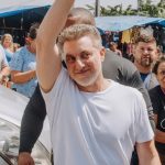 Luciano Huck atraiu multidões enquanto gravava na 44. (Foto: Redes Sociais)