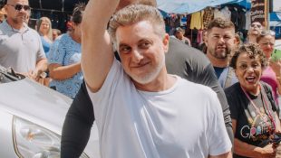 Luciano Huck atraiu multidões enquanto gravava na 44. (Foto: Redes Sociais)