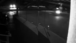 Câmera flagrou acidente em frente ao feirão do Jundiaí que deixou motociclista em estado gravíssimo