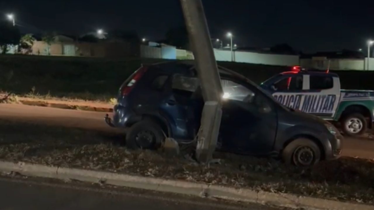 Motorista de Anápolis perde controle, bate em poste e foge após ver o estrago que causou