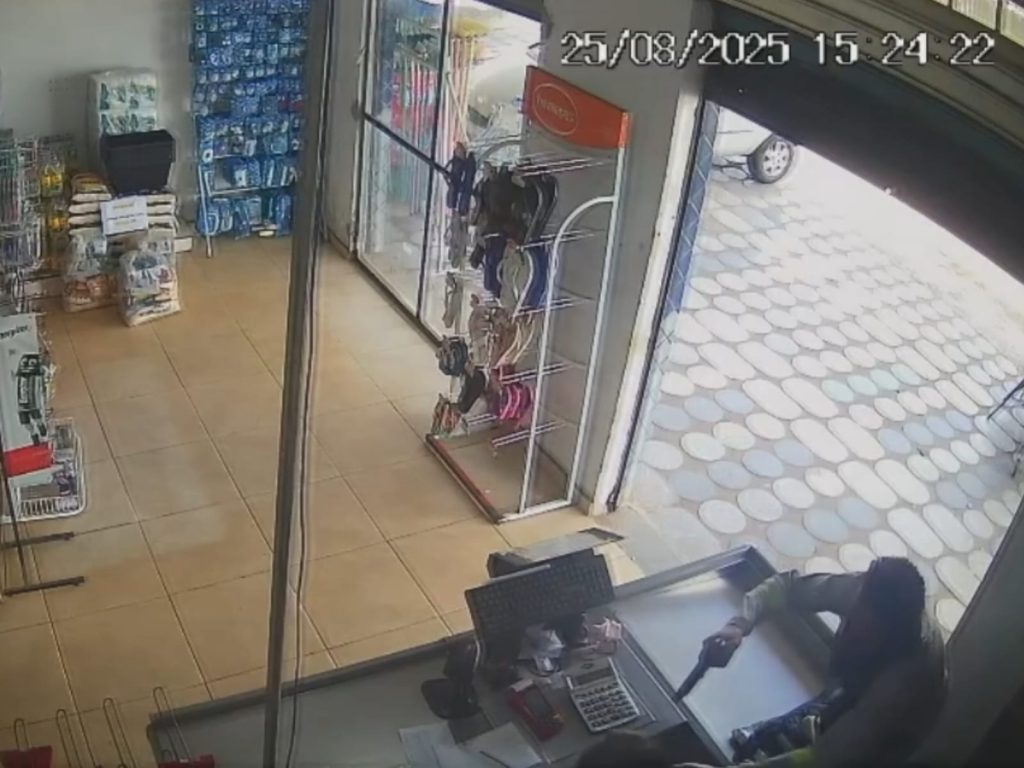 Toda a ação foi registrada por câmeras de segurança do estabelecimento, que flagraram a chegada e a fuga dos criminosos. (Foto: Reprodução)