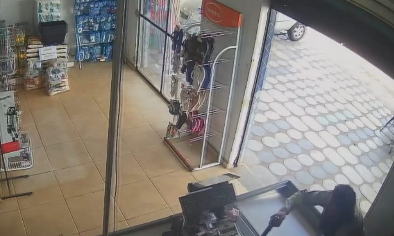 Toda a ação foi registrada por câmeras de segurança do estabelecimento, que flagraram a chegada e a fuga dos criminosos. (Foto: Reprodução)