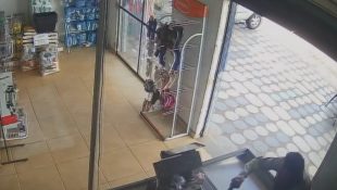 Toda a ação foi registrada por câmeras de segurança do estabelecimento, que flagraram a chegada e a fuga dos criminosos. (Foto: Reprodução)
