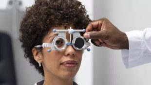 Adeus aos óculos? Nova técnica sem laser e sem cortes promete corrigir a visão em segundos