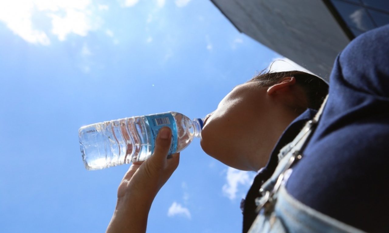 Beber água gelada ou em temperatura ambiente: qual ajuda mais na hidratação, segundo nutricionistas