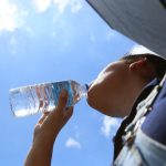 Beber água gelada ou em temperatura ambiente: qual ajuda mais na hidratação, segundo nutricionistas